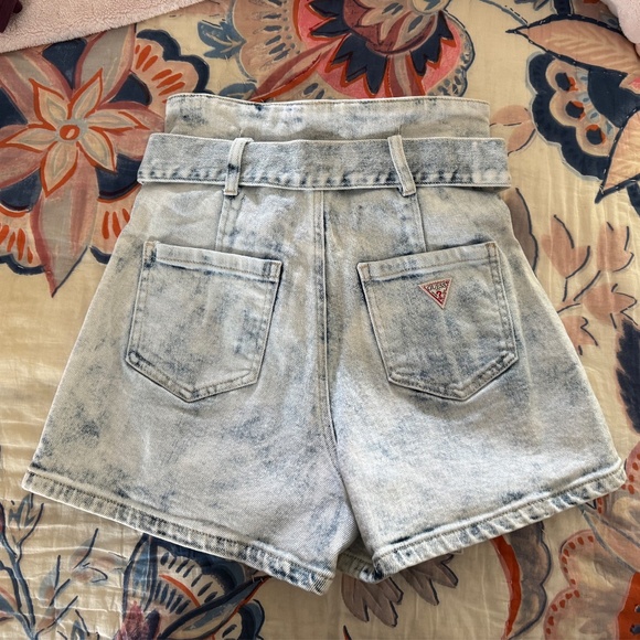 Super Cute GUESS Pleated Acid Wash Jean Shorts - Picture 2 of 9